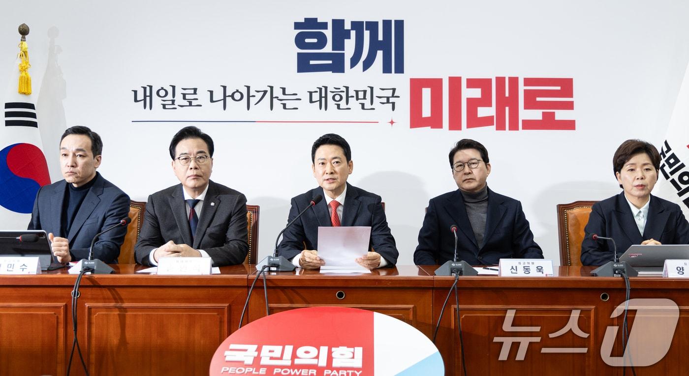 본문 이미지 - 장동혁 국민의힘 대표가 서울 여의도 국회에서 열린 최고위원회의에서 모두발언하고 있다. 2026.2.12 ⓒ 뉴스1 이승배 기자