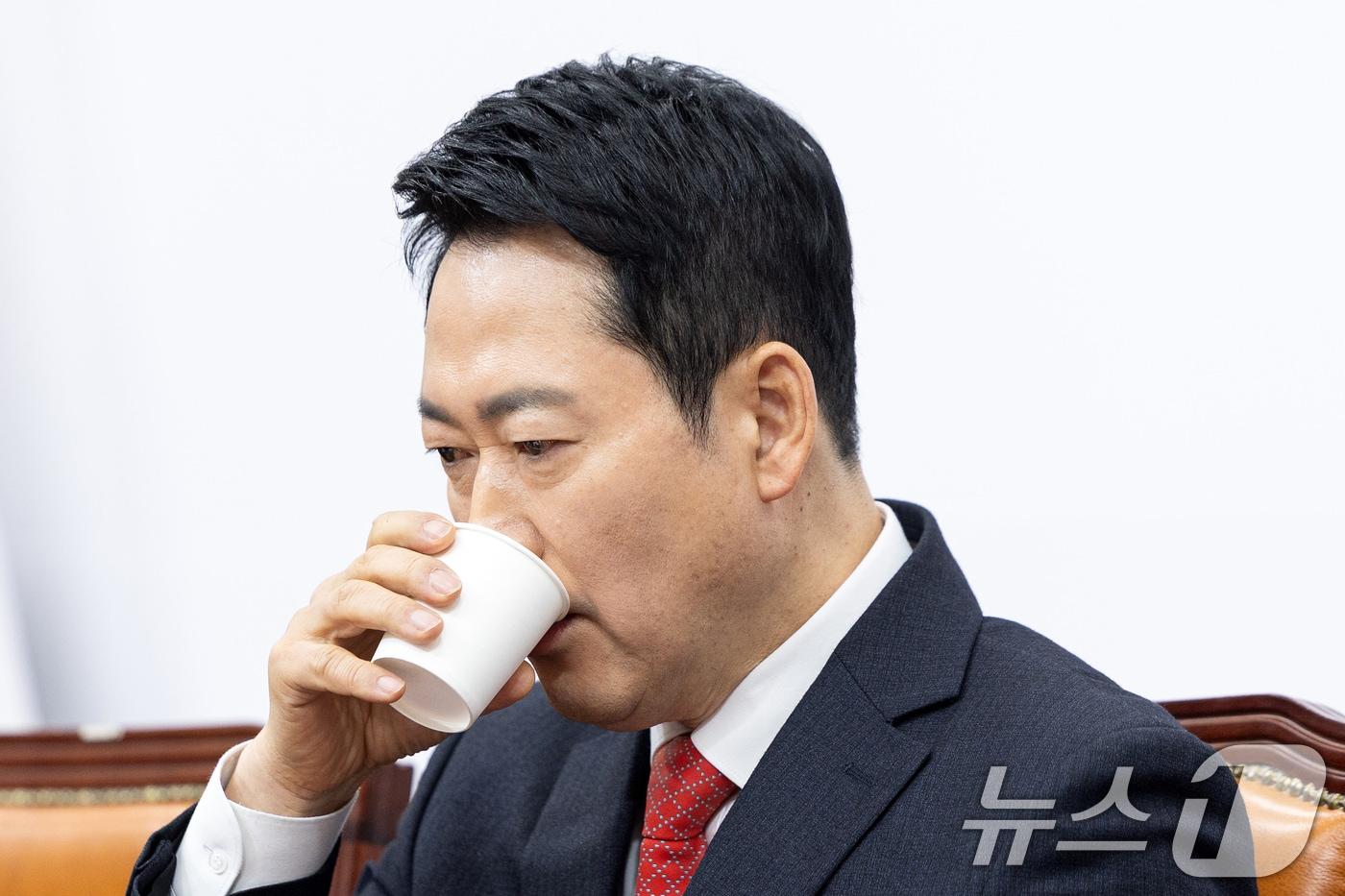 본문 이미지 - 장동혁 국민의힘 대표가 12일 서울 여의도 국회에서 열린 최고위원회의에서 물을 마시고 있다. 2026.2.12 ⓒ 뉴스1 이승배 기자
