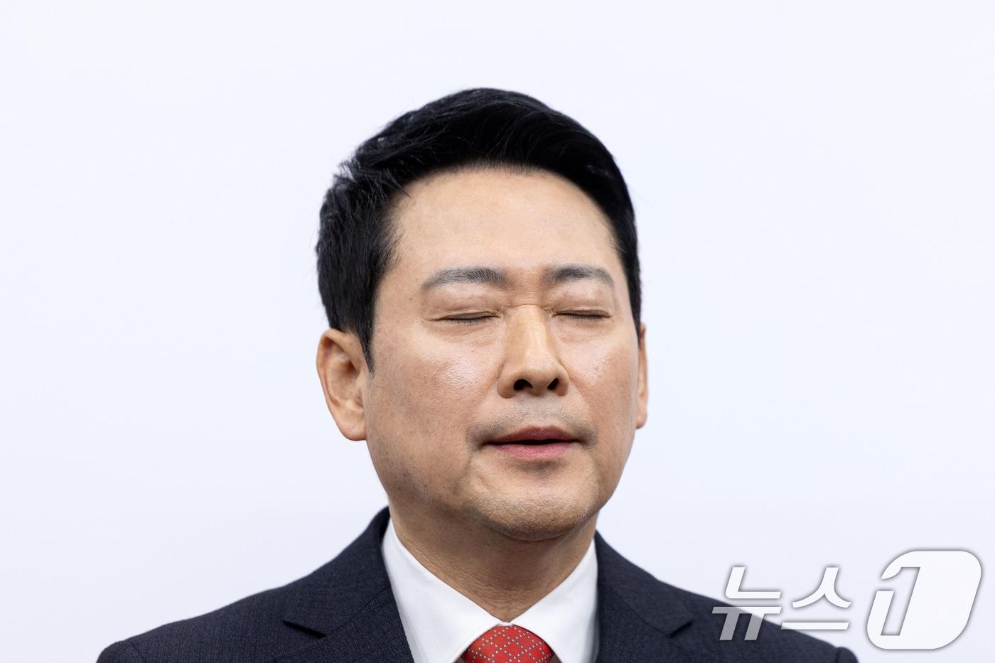 본문 이미지 - 장동혁 국민의힘 대표가 12일 서울 여의도 국회에서 열린 최고위원회의에서 생각에 잠겨있다. 2026.2.12 ⓒ 뉴스1 이승배 기자