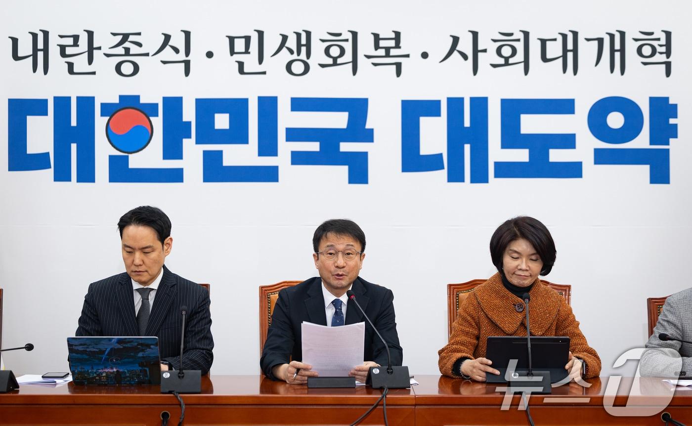 본문 이미지 - 한병도 더불어민주당 원내대표가 12일 서울 여의도 국회에서 열린 정책조정회의에서 모두 발언을 하고 있다. 2026.2.12 ⓒ 뉴스1 유승관 기자