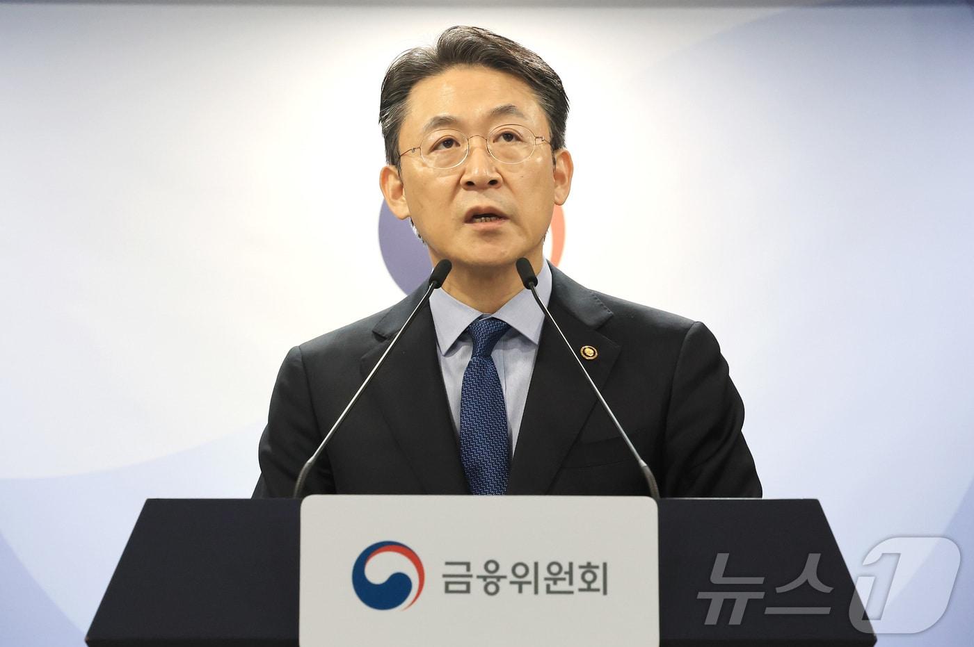 본문 이미지 - 권대영 금융위원회 부위원장이 12일 서울 종로구 정부서울청사에서 부실기업의 신속·엄정 퇴출을 위한 상장폐지 개혁방안 관련 브리핑을 하고 있다. 2026.2.12 ⓒ 뉴스1 임세영 기자