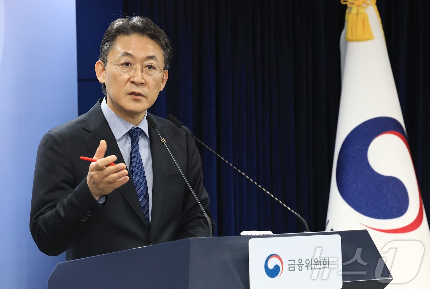 본문 이미지 - 권대영 금융위원회 부위원장이 12일 서울 종로구 정부서울청사에서 부실기업의 신속·엄정 퇴출을 위한 상장폐지 개혁방안 관련 브리핑을 하고 있다. 2026.2.12 ⓒ 뉴스1 임세영 기자