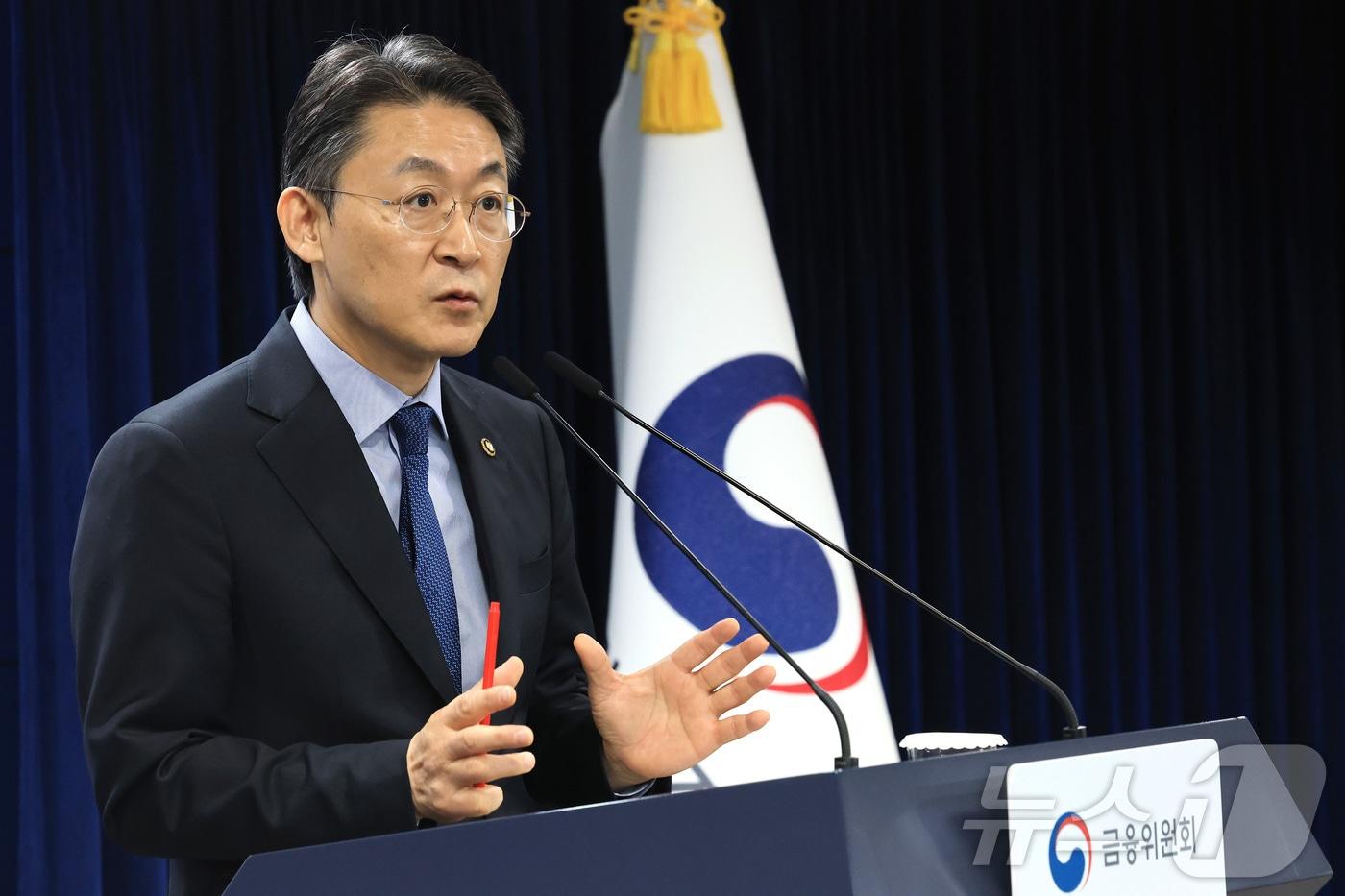 본문 이미지 - 권대영 금융위원회 부위원장이 12일 서울 종로구 정부서울청사에서 부실기업의 신속·엄정 퇴출을 위한 상장폐지 개혁방안 관련 브리핑을 하고 있다. 2026.2.12 ⓒ 뉴스1 임세영 기자