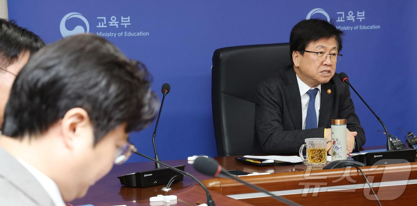 본문 이미지 - 최교진 교육부 장관이 12일 세종시 정부세종청사에서 17개 시·도 부교육감과 영상회의로 열린 신학기 준비 점검단 회의를 주재하며  학생맞춤통합지원 체계 구축 등에 대해 발언하고 있다. 2026.2.12 ⓒ 뉴스1 김기남 기자