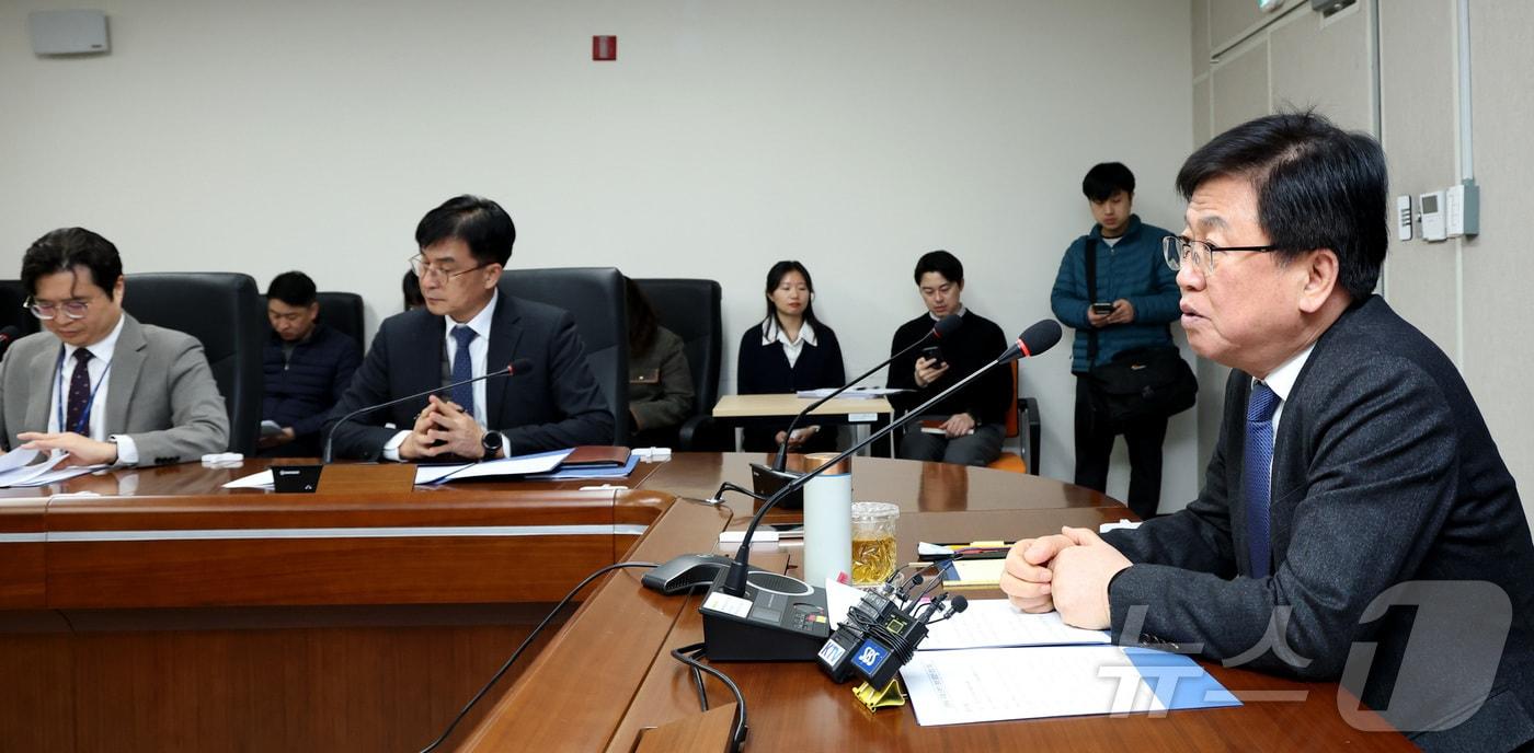 본문 이미지 - 최교진 교육부 장관이 12일 세종시 정부세종청사에서 17개 시·도 부교육감과 영상회의로 열린 신학기 준비 점검단 회의를 주재하며 고교학점제, 민주시민교육 추진, 학생맞춤통합지원 체계 구축 등에 대해 발언하고 있다. 2026.2.12 ⓒ 뉴스1 김기남 기자