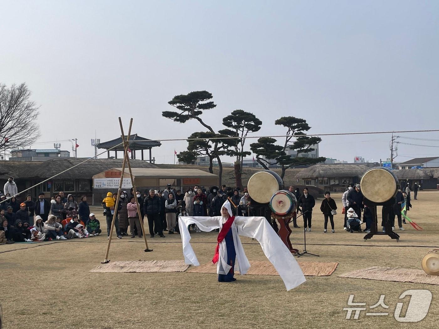 본문 이미지 - 2024년 서산해미읍성 설맞이 민속 행사 모습(서산시 제공. 재판매 및 DB금지)2026.2.12/뉴스1