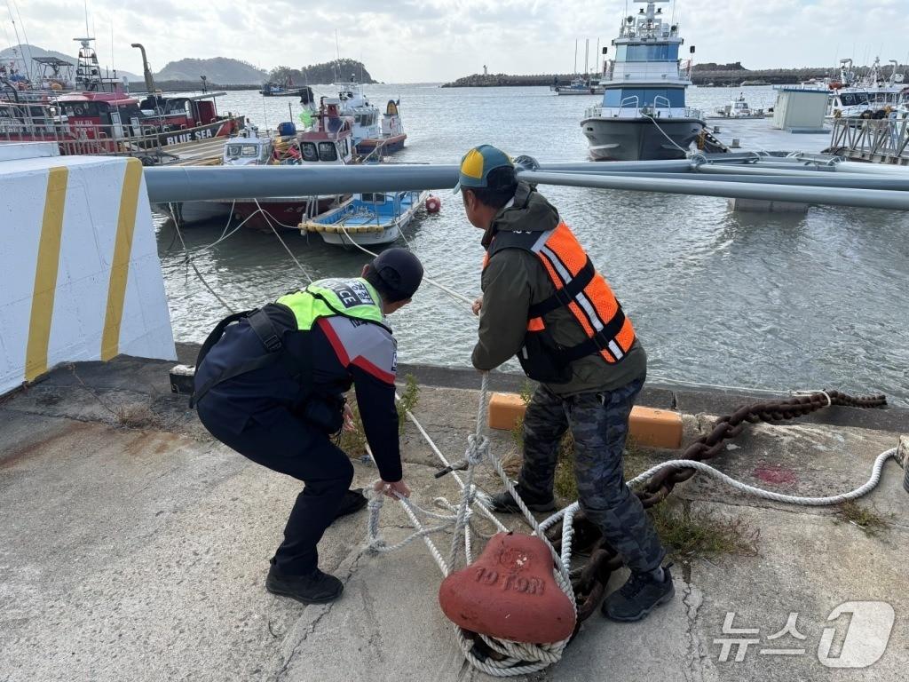 본문 이미지 - 해양재난구조대와 합동 순찰하는 목포해경. (목포해경 제공. 재판매 및 DB 금지)