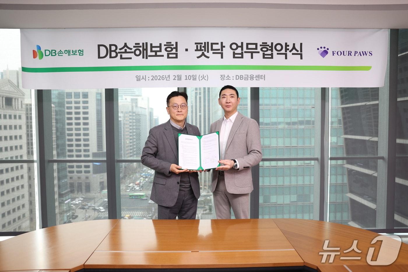 본문 이미지 - 지난 10일 서울 강남구 대치동 DB금융센터에서 DB손해보험 문진욱 본부장(왼쪽)과 펫닥 이동현 상무가 업무협약을 맺고 기념 촬영을 하고 있다./사진제공=DB손해보험
