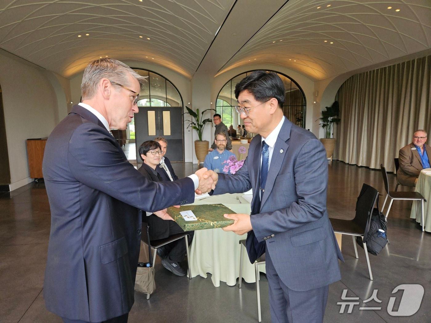본문 이미지 - 오른쪽이 한국수목원정원관리원 심상택 이사장(한국수목원정원관리원 제공.재판매 및 DB금지) /뉴스1 