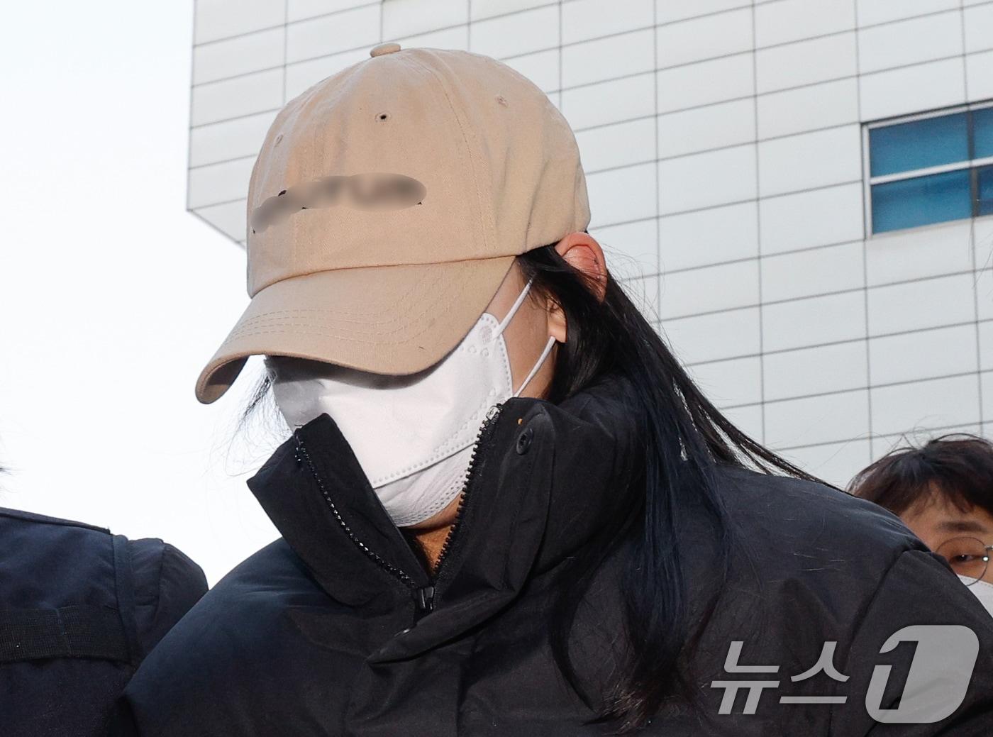 본문 이미지 - 서울 강북구 수유동 모텔에서 약물이 든 음료를 건네 타인을 숨지게 한 혐의를 받는 20대 여성이 12일 오전 서울 도봉구 북부지방법원에서 열린 영장실질심사(구속 전 피의자 심문)에 출석하고 있다. 경찰은 이 여성이 지난달 말 또 다른 남성에게도 동일한 수법으로 범행을 저지른 것으로 보고 숨진 이들의 부검을 진행 중이다. 2026.2.12 ⓒ 뉴스1 안은나 기자