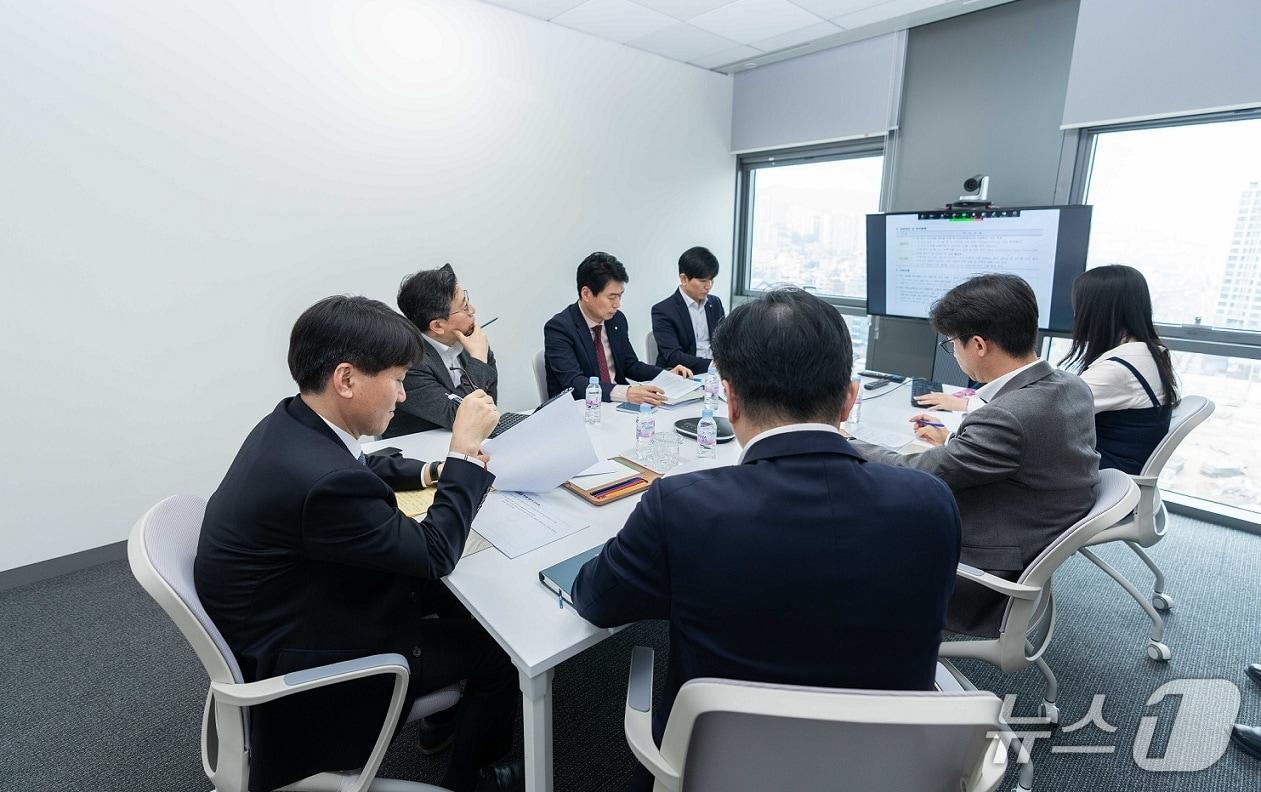 본문 이미지 - NH농협은행 GIB부문은 지난 11일 런던, 뉴욕, 하노이 등 기업 및 투자금융 권역 7개 해외점포장들과 글로벌 사업전략 화상회의를 개최했다.(사진 왼쪽) 민병도 GIB부문 부행장 / 사진제공=농협은행