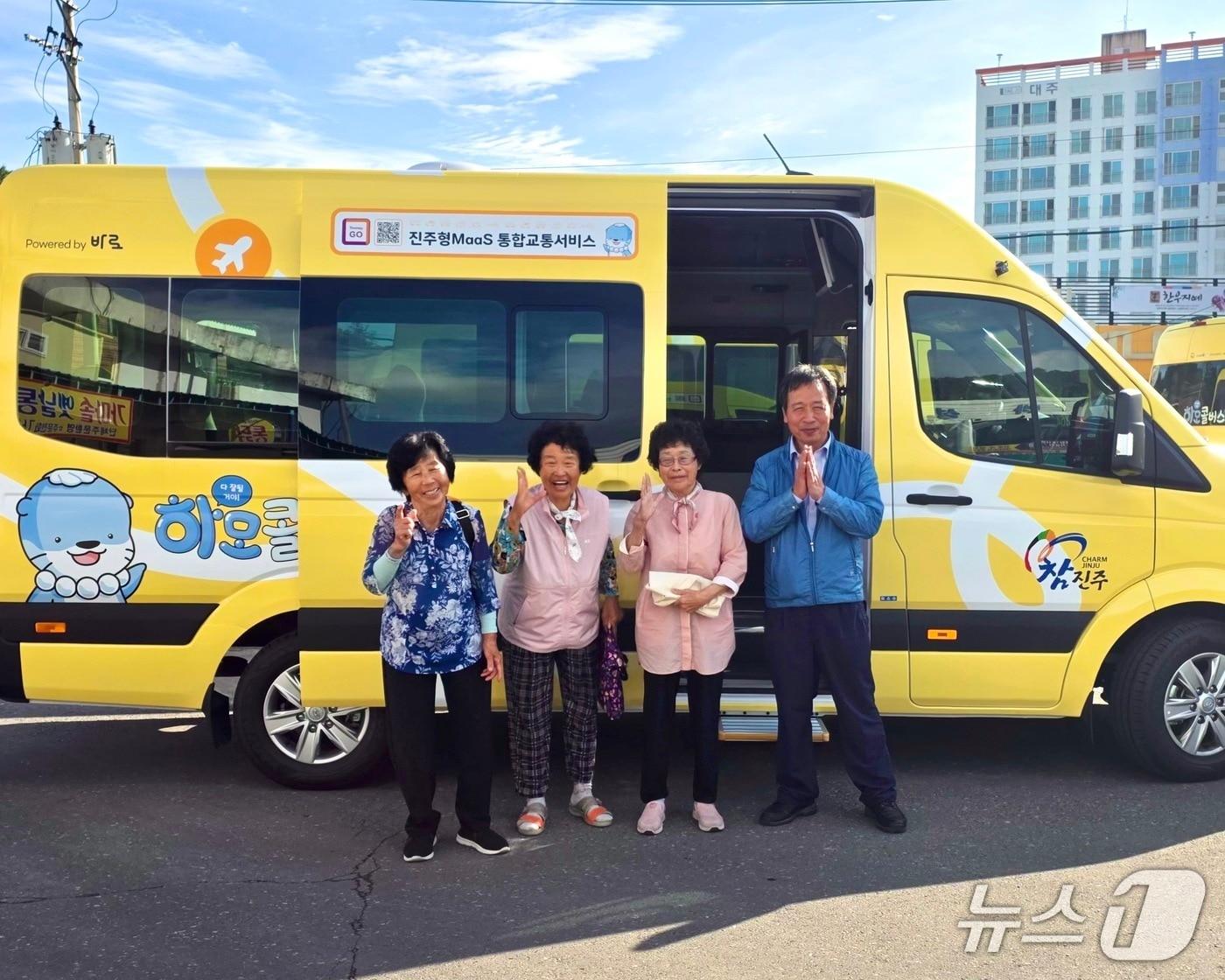 본문 이미지 - 진주시 '하모콜버스' 이용자들(진주시 제공. 재판매 및 DB금지).