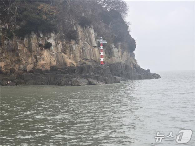 본문 이미지 - 신안군 족도 임시 등대(해양수산부 제공)