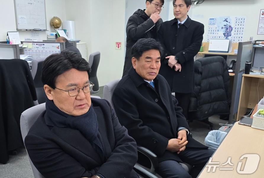 본문 이미지 - 황운하 의원(왼쪽)이 12일 세종시청 기자실을 찾아 시장 출마관련 얘기를 하고 있다. / 뉴스1