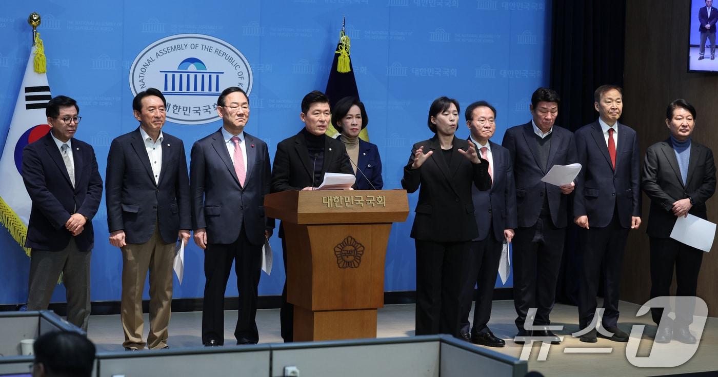 본문 이미지 - 구자근 의원을 비롯한 대구·경북에 지역구를 둔 국민의힘 의원들이 12일 서울 여의도 국회 소통관에서 국민의힘이 마련한 대구경북 통합 특별법 특례를 수용할 것을 촉구하고 있다. 2026.2.12 ⓒ 뉴스1 신웅수 기자