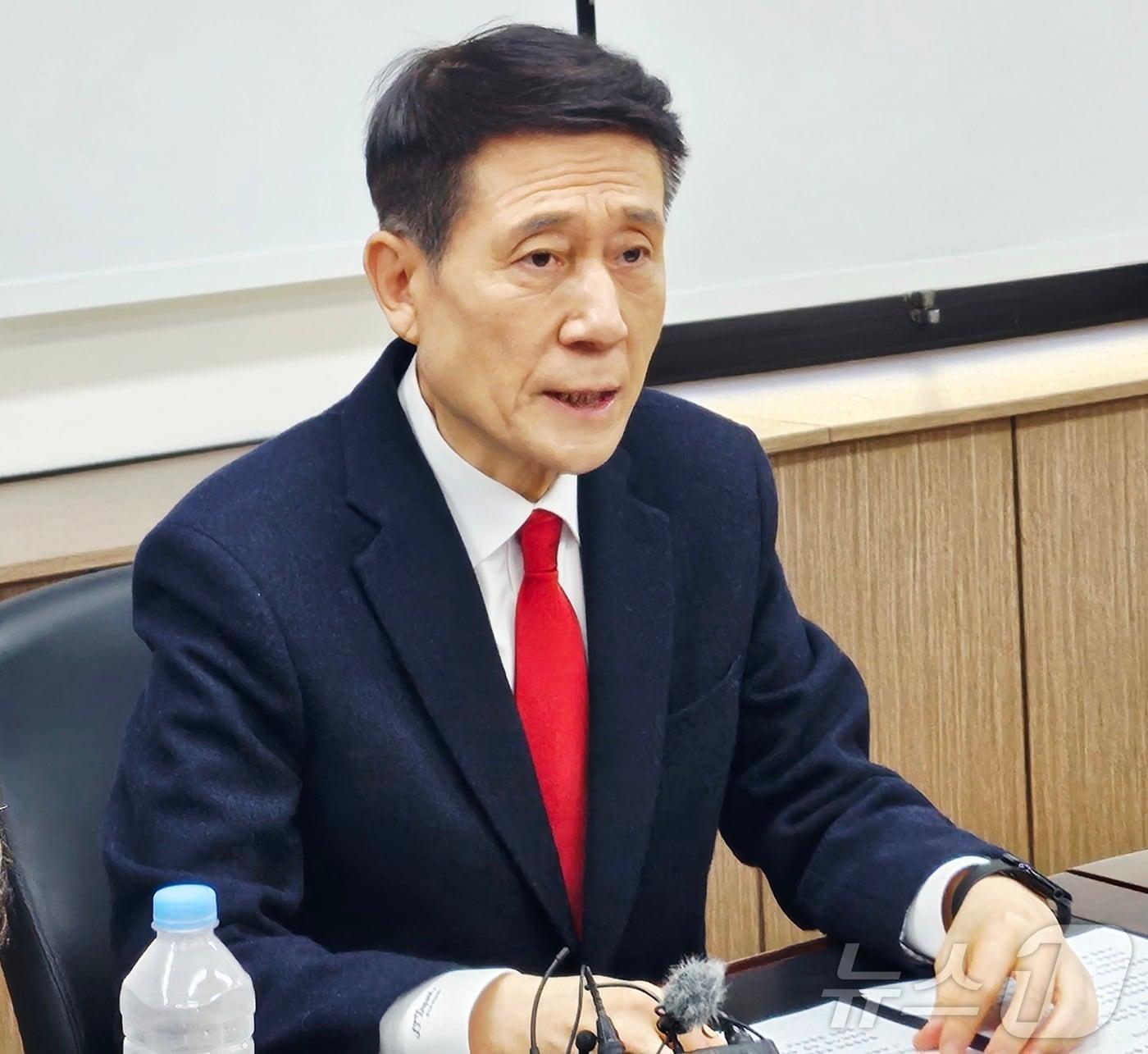 본문 이미지 - 6·3 지방선거에서 경북지사에 출마한 이강덕 전 포항시장이 12일 국민의힘 경북도당에서 기자간담회를 열고 TK 행정통합에 대한 입장을 밝히고 있다. 2026.2.12 ⓒ 뉴스1 남승렬 기자