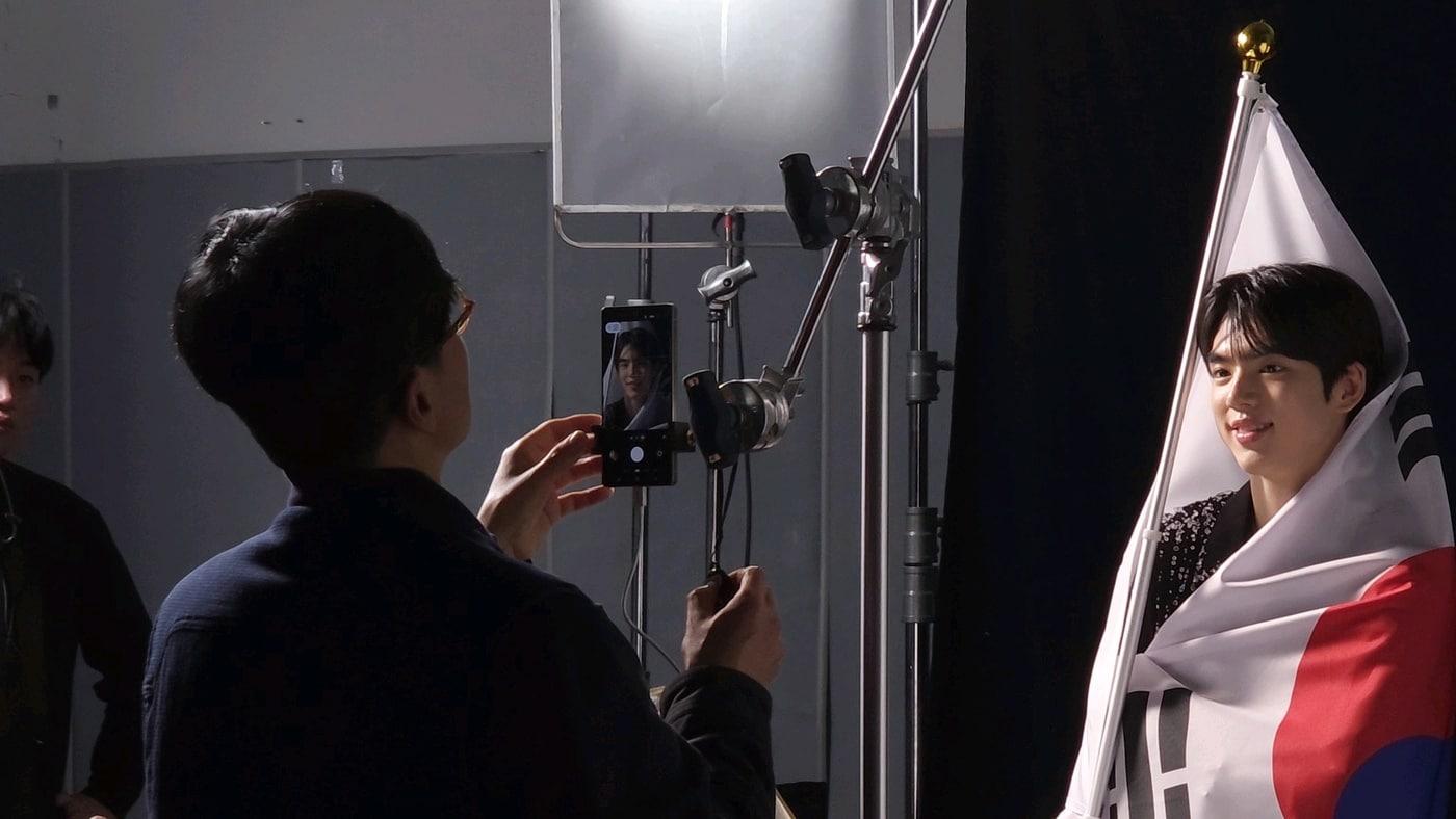 본문 이미지 - 삼성전자의 갤럭시 S25 울트라를 활용해 피겨 선수 차준환의 공식 프로필을 촬영하는 모습. (대한체육회 제공)