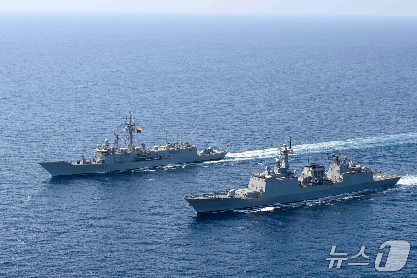 본문 이미지 - 청해부대 46진 최영함이 스페인 빅토리아함(왼쪽)과 연합기회훈련의 일환으로 전술기동을 하고 있다.(해군작전사령부 제공. 재판매 및 DB 금지)