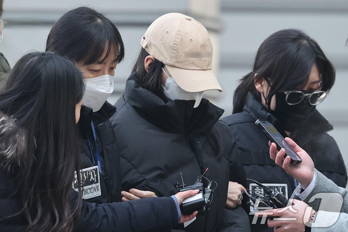 본문 이미지 - 강북구 수유동 모텔에서 약물이 든 음료를 건네 타인을 숨지게 한 혐의를 받는 20대 여성이 12일 오전 서울 도봉구 북부지방법원에서 열린 영장실질심사(구속 전 피의자 심문)에 출석하고 있다. 경찰은 이 여성이 지난달 말 또 다른 남성에게도 동일한 수법으로 범행을 저지른 것으로 보고 숨진 이들의 부검을 진행 중이다. 2026.2.12 ⓒ 뉴스1 안은나 기자