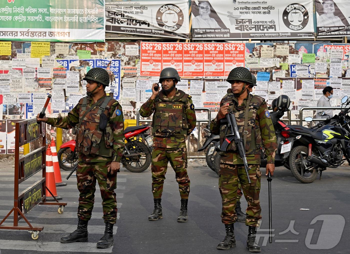 본문 이미지 - 11일(현지시간) 방글라데시 다카에서 육군 병사들이 총선을 하루 앞두고 임시 검문소에서 경계를 서고 있다. 2026.02.11 ⓒ 로이터=뉴스1