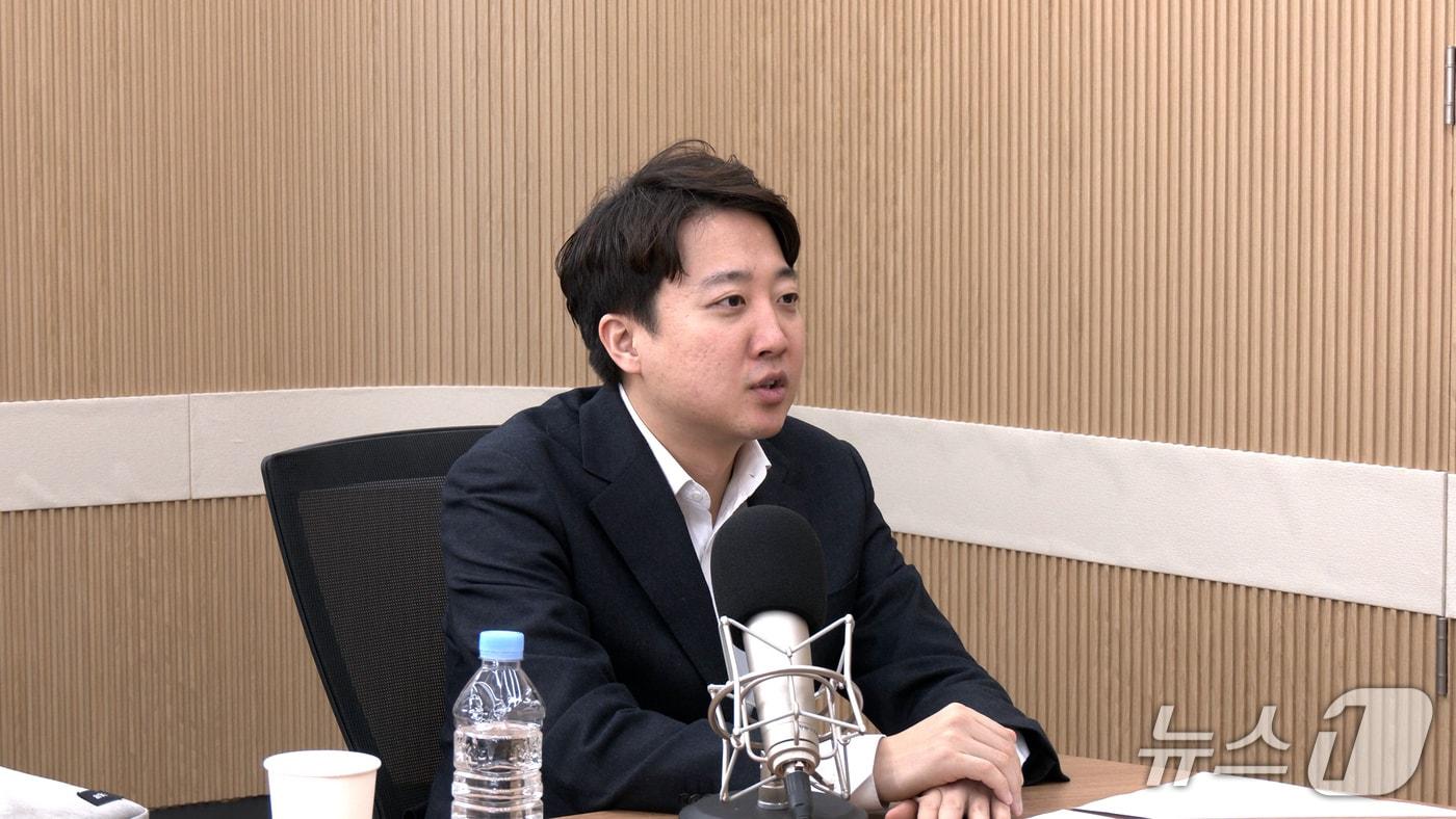 본문 이미지 - 이준석 개혁신당 대표가 12일 뉴스1TV '팩트앤뷰'에 출연해 질문에 답하고 있다.(뉴스1TV '팩트앤뷰' 캡처)