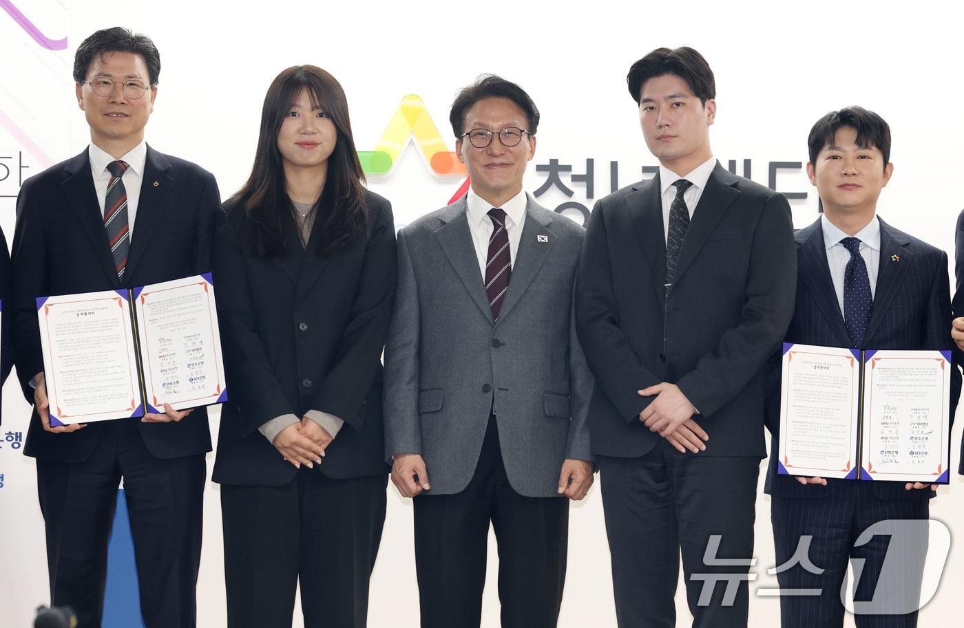 본문 이미지 - 김민석 국무총리가 12일 오전 서울 종로구 청년재단에서 열린 지역 청년 이동·정착을 위한 청년재단-은행권 업무협약에서 참석자들과 기념촬영을 하고 있다. 2026.2.12 ⓒ 뉴스1 이광호 기자