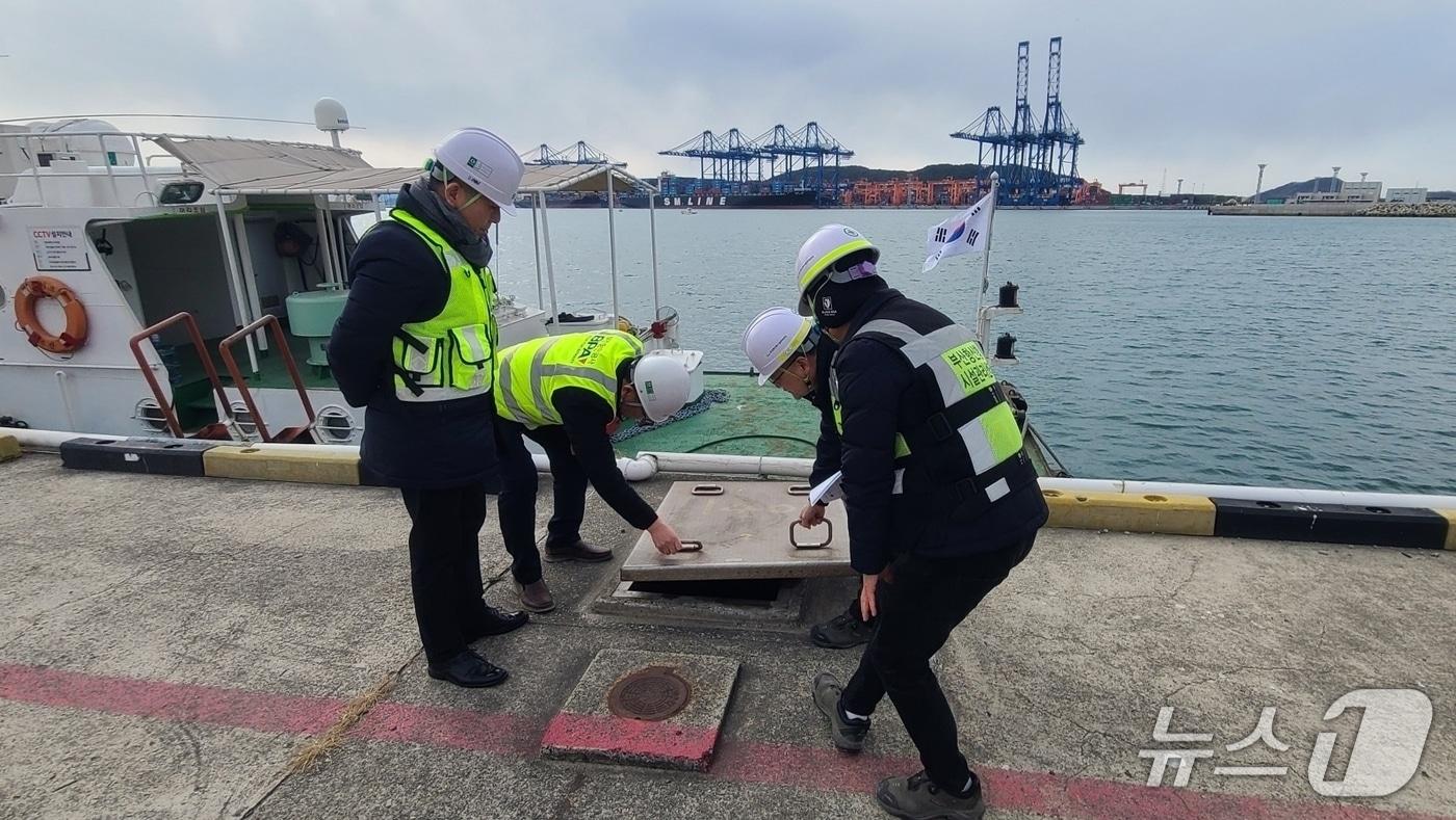 본문 이미지 - 부산항만공사 관계자가 신항 소형선부두 안전점검을 하고 있다(BPA제공)