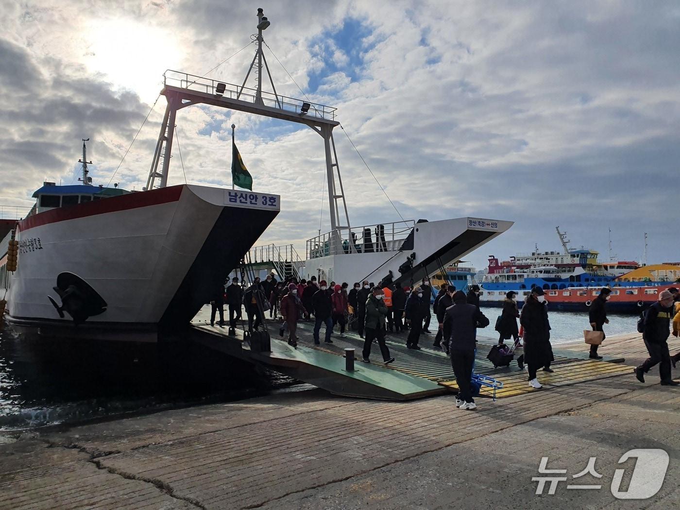 본문 이미지 - 배에 승객들이 탑승하는 모습.(전남도 제공. 재판매 및 DB금지) 2026.2.12/뉴스1