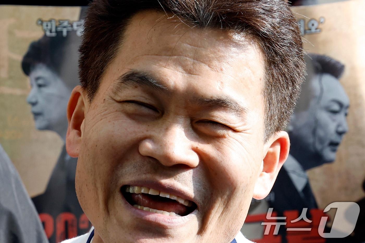 본문 이미지 - 이재명 대통령과 김현지 청와대제1부속실장에 대한 허위 사실을 유포한 혐의로 고발된 한국사 강사 출신 보수 유튜버 전한길 씨가 12일 오전 서울시 동작구 노량진로 동작경찰서로 피의자 신분 첫 소환 조사에 출석하며 입장을 밝히고 있다. 2026.2.12 ⓒ 뉴스1 박정호 기자