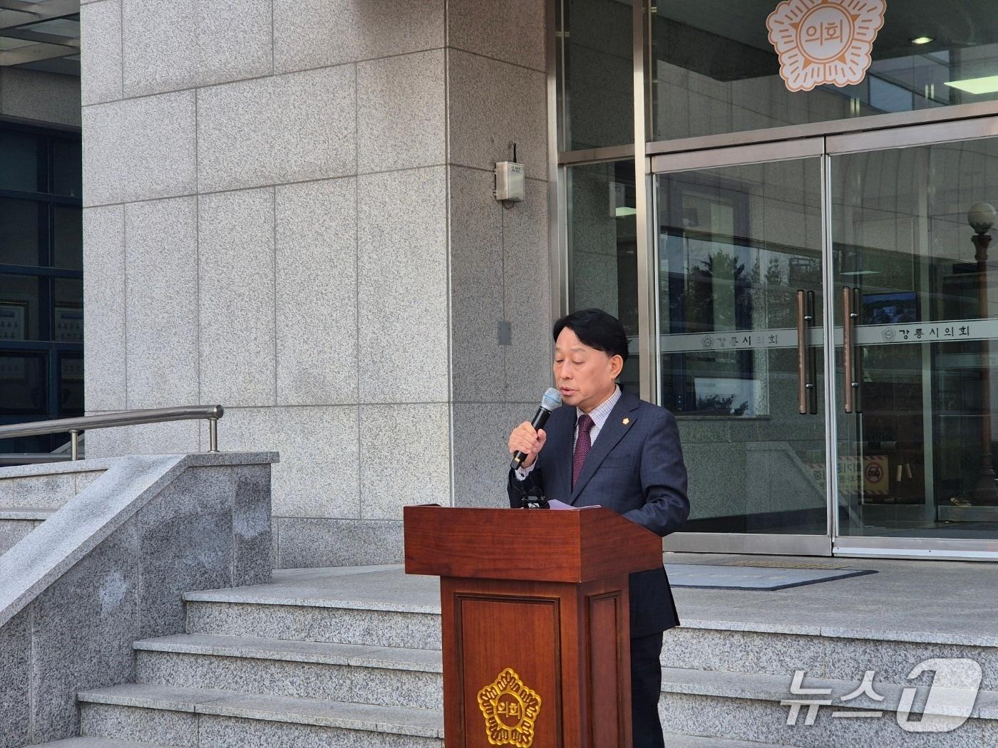 본문 이미지 - 최익순 강원 강릉시의회 의장이 12일 오전 의회 앞에서 기자회견을 열고 6·3 지방선거 강릉시장 출마 선언을 하고 있다. 2026.2.12/뉴스1 윤왕근 기자
