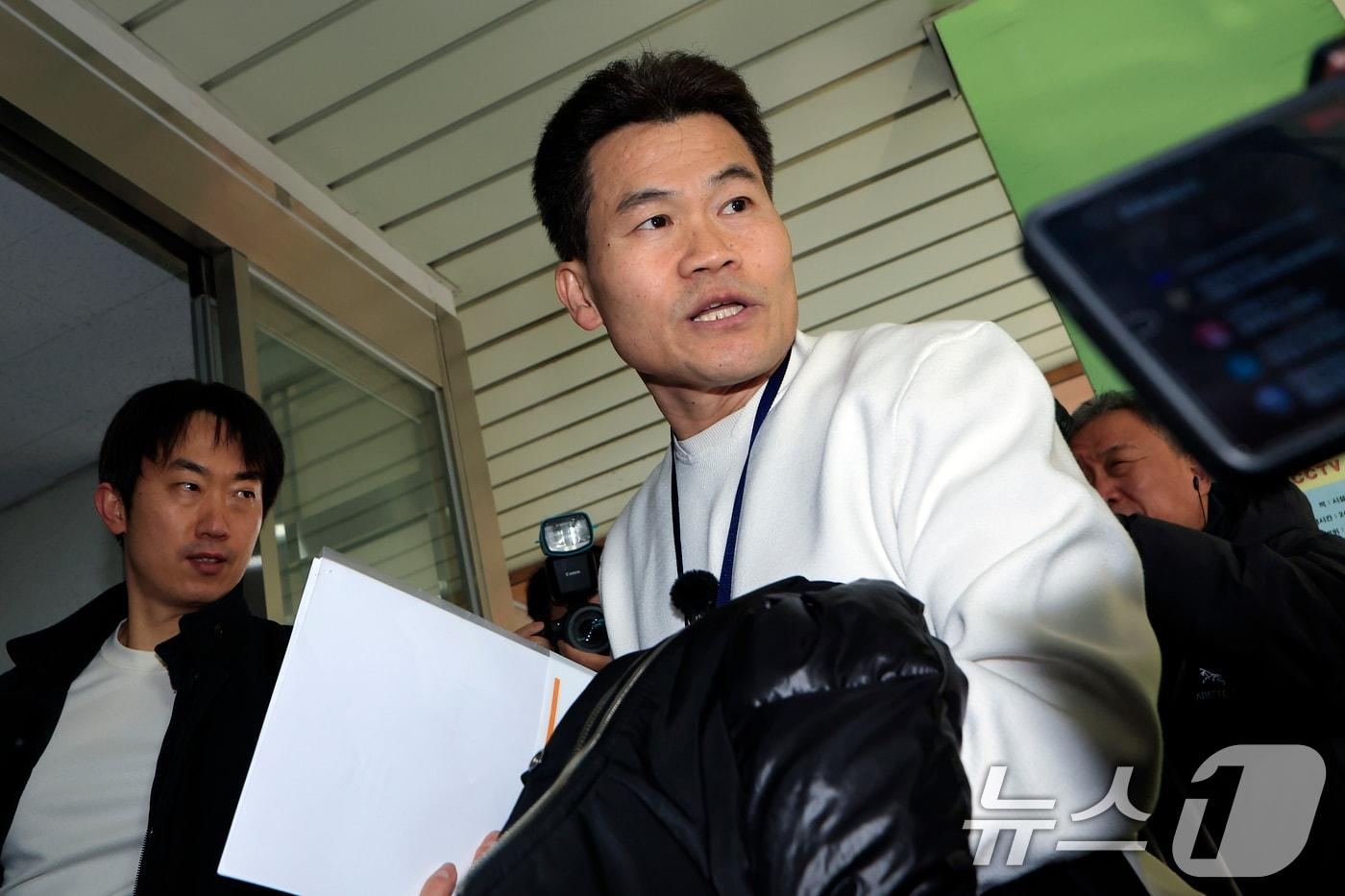 본문 이미지 - 이재명 대통령과 김현지 청와대제1부속실장에 대한 허위 사실을 유포한 혐의로 고발된 한국사 강사 출신 보수 유튜버 전한길 씨가 12일 오전 서울시 동작구 노량진로 서울경찰청 형사기동대로 피의자 신분 첫 소환 조사에 출석했다. 2026.2.12 ⓒ 뉴스1 박정호 기자