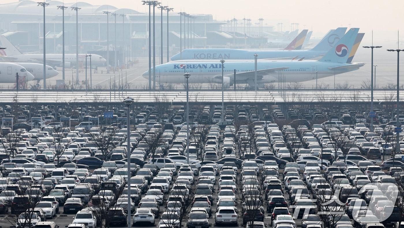본문 이미지 - 설 명절 연휴를 앞둔 12일 오전 인천국제공항 2터미널 장기주차장이 주차 차량으로 붐비고 있다. 최근 아시아나항공의 2터미널 이전과 설 연휴가 겹치면서 주차난이 예상되고 있다. 인천국제공항 주차 예약 시스템에 따르면 오는 13일부터 18일까지 제1·2여객터미널 사전예약 주차면 2316면이 모두 예약이 완료됐다. 2026.2.12 ⓒ 뉴스1 최지환 기자