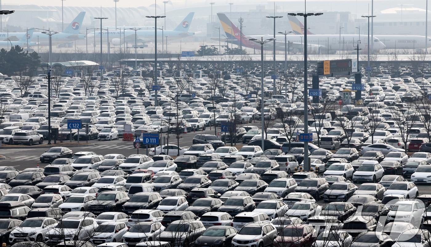 본문 이미지 - 설 명절 연휴를 앞둔 인천국제공항 2터미널 장기주차장이 주차 차량으로 붐비고 있다. 최근 아시아나항공의 2터미널 이전과 설 연휴가 겹치면서 주차난이 예상되고 있다. 인천국제공항 주차 예약 시스템에 따르면 오는 13일부터 18일까지 제1·2여객터미널 사전예약 주차면 2316면이 모두 예약이 완료됐다. 2026.2.12 ⓒ 뉴스1 최지환 기자