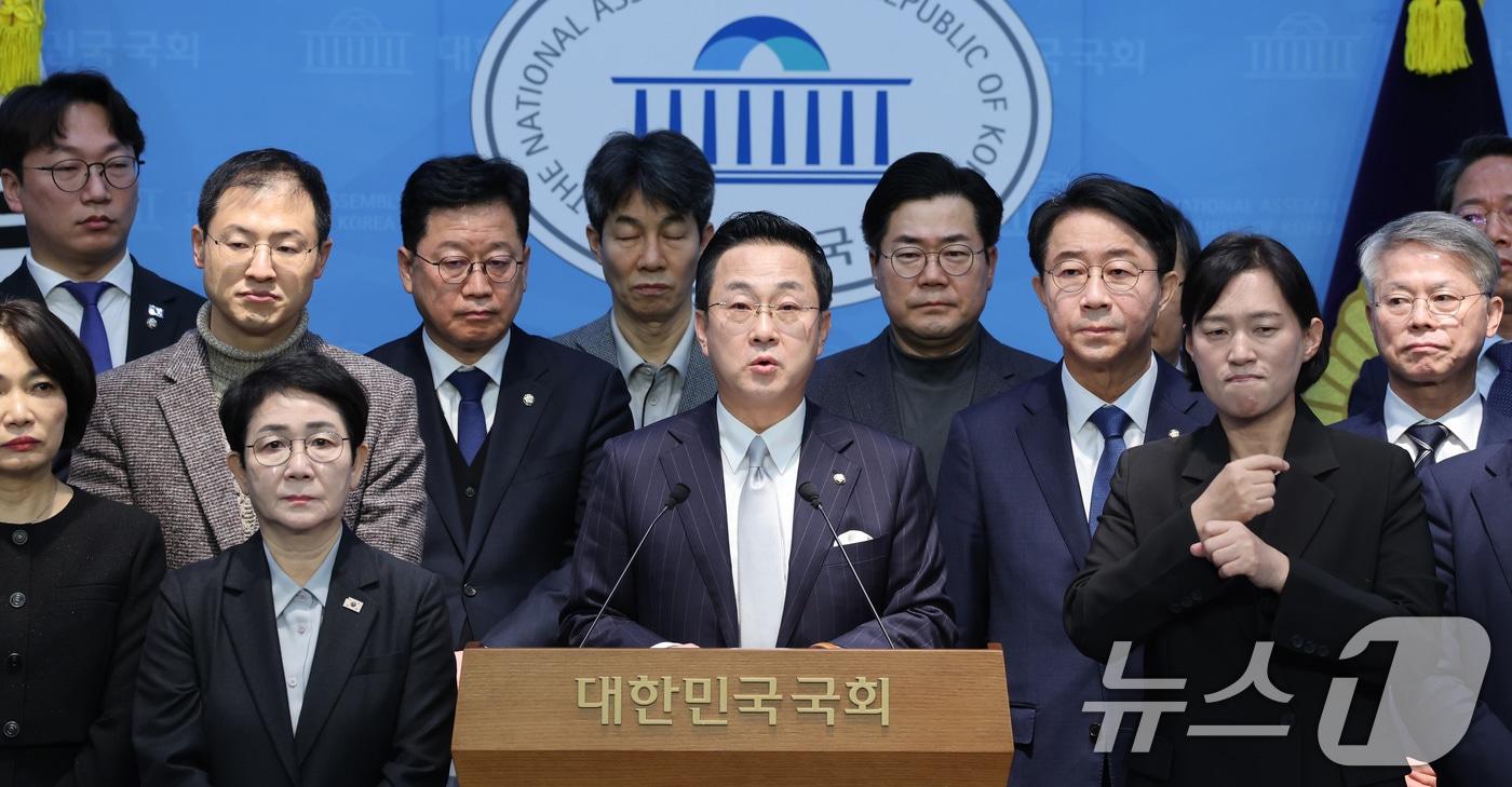본문 이미지 - '이재명 대통령 사건 공소취소와 국정조사를 추진하기 위한 더불어민주당 의원 모임' 회원들이 12일 서울 여의도 국회 소통관에서 출범 기자회견을 하고 있다. ⓒ 뉴스1 신웅수 기자