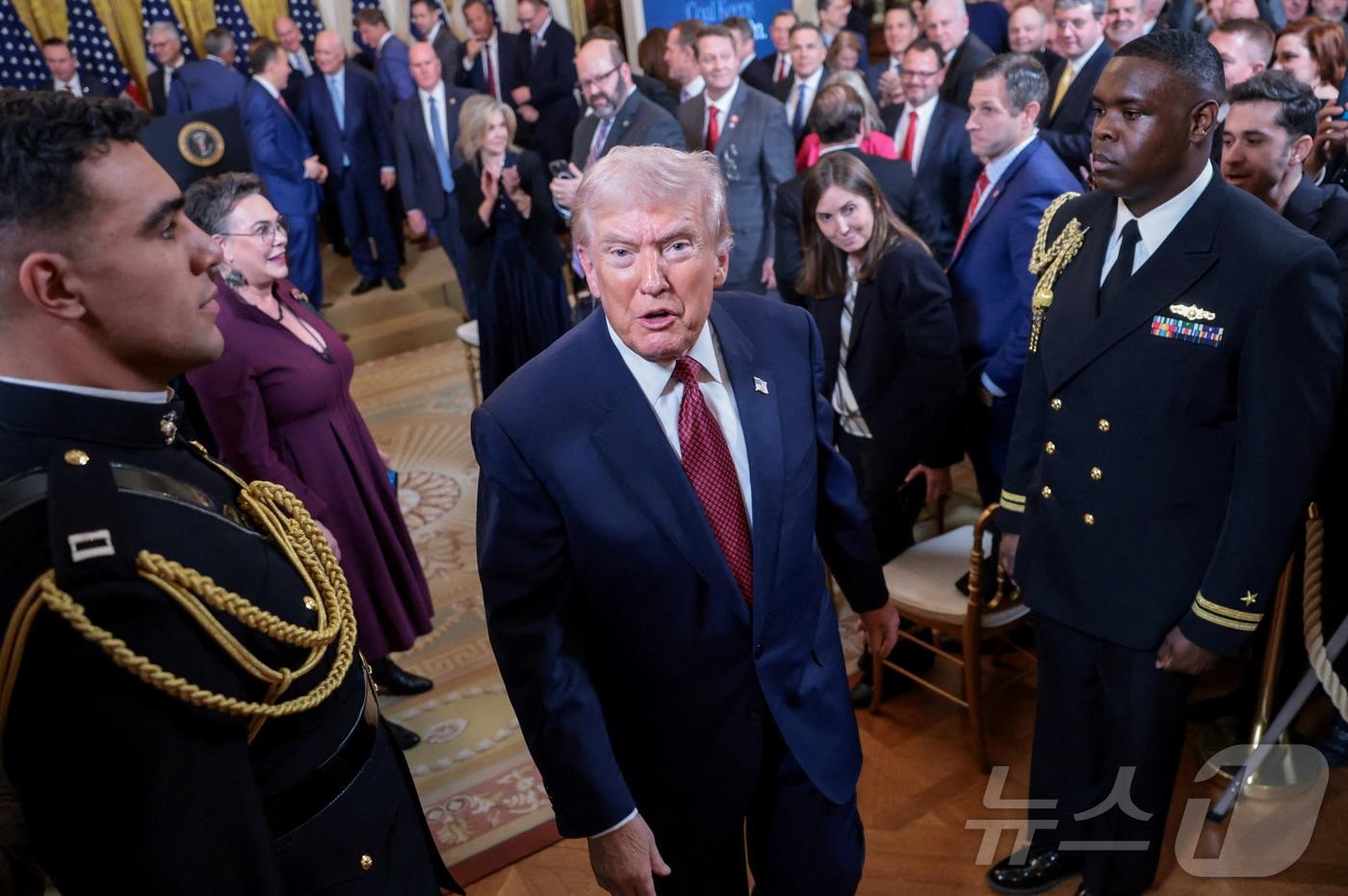 본문 이미지 - 도널드 트럼프 미국 대통령이 11일(현지시간) 워싱턴DC 백악관 이스트룸에서 열린 석탄 발전 장려 행사에서 '미국의 아름다운 청정 석탄 발전을 통한 국가안보 강화'라는 제목의 행정명령에 서명한 후 퇴장하고 있다. 2026.2.11 ⓒ 로이터=뉴스1