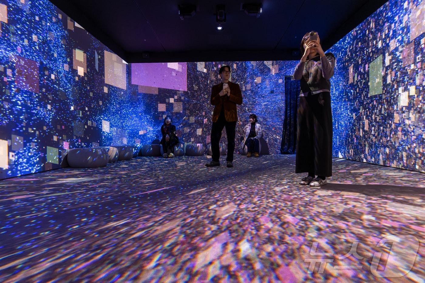 본문 이미지 - KT 온마루에 빛과 미디어가 어우러진 '빛의 중정' 전시 공간 ⓒ 뉴스1 김민수 기자