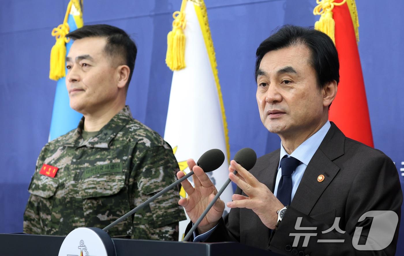 본문 이미지 - 안규백 국방부 장관과 박정훈 국방부 조사본부장이 12일 서울 용산구 국방부 브리핑룸에서 국방부 헌법존중 정부혁신 TF 활동결과 발표를 하고 있다. 2026.2.12 ⓒ 뉴스1 김명섭 기자