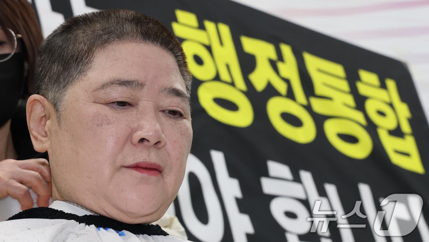본문 이미지 - 안경자 국민의힘 대전시의원이 12일 오전 대전시의회 기자실에서 대통령이 대전·충남 행정통합을 멈춰달라고 요구하며 삭발을 하고 있다. 2026.2.12 ⓒ 뉴스1 김기태 기자