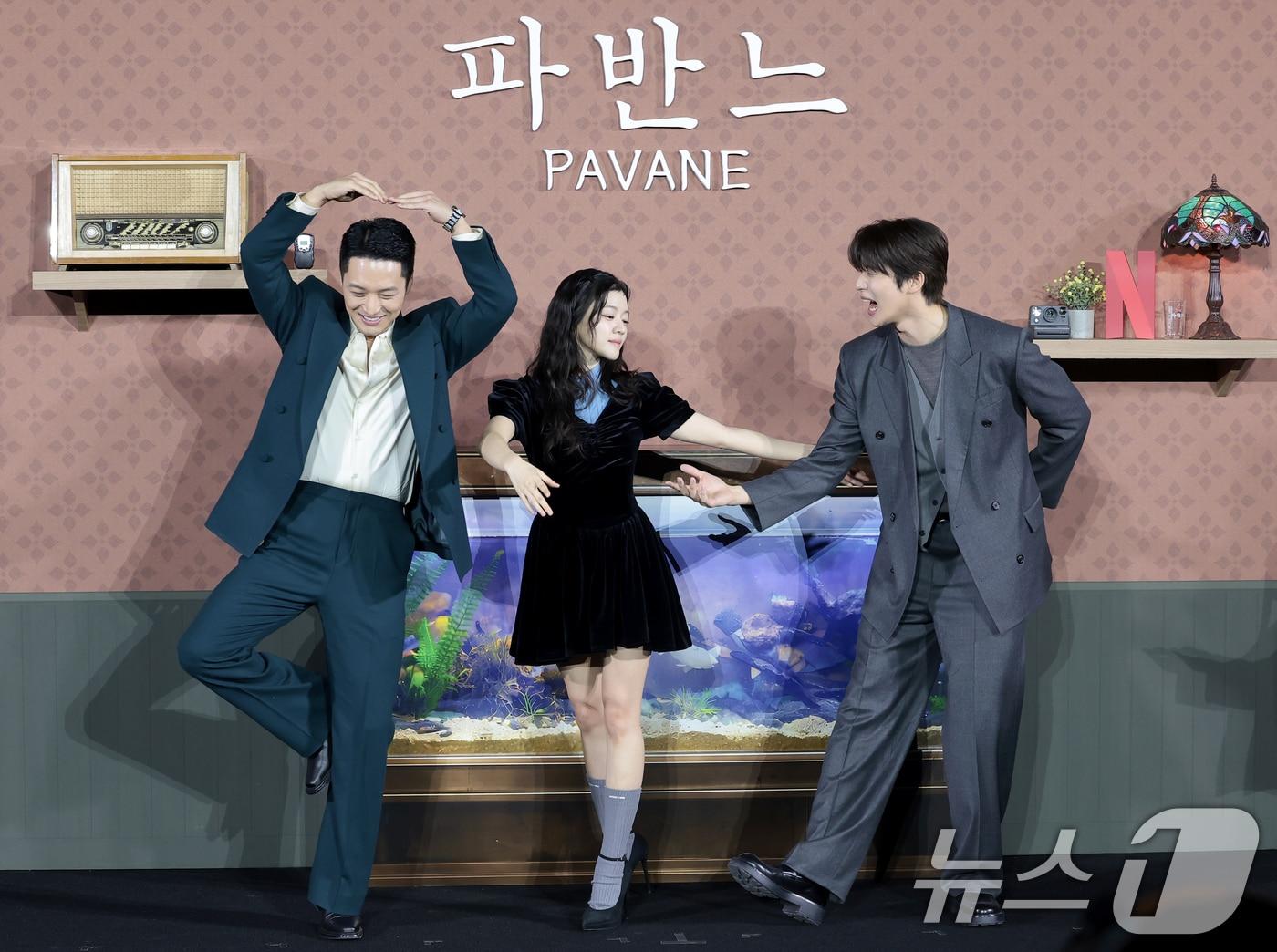 본문 이미지 - 배우 변요한(왼쪽부터)과 고아성, 문상민이 12일 오전 서울 강남구 코엑스 메가박스에서 열린 넷플릭스 영화 '파반느' 제작보고회에 참석해 포즈를 취하고 있다. '파반느'는 마음의 문을 닫고 살아가던 세 사람이 서로에게 빛이 되어주며 삶과 사랑을 마주하게 되는 영화이다. 2026.2.12 ⓒ 뉴스1 권현진 기자