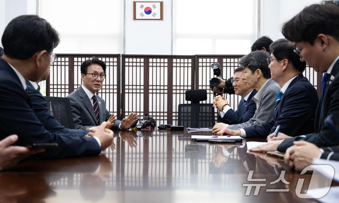 본문 이미지 - 김민석 국무총리가 12일 서울 여의도 국회에서 신정훈 행정안전위원장을 비롯한 민주당 행안위원들과 행정통합 관련 입법 논의를 하고 있다. 2026.2.12 ⓒ 뉴스1 유승관 기자