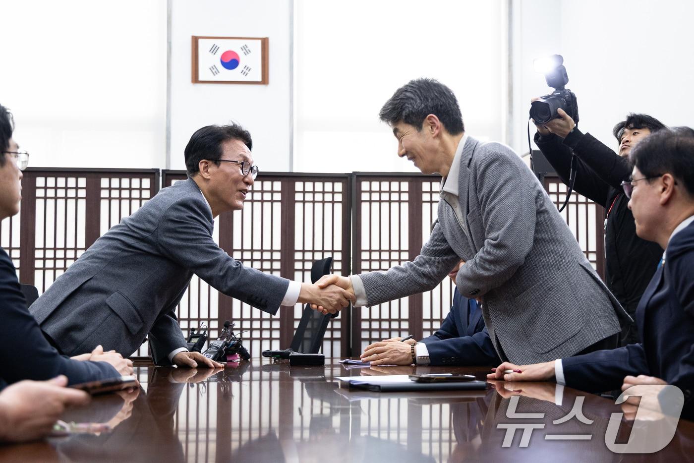 본문 이미지 - 김민석 국무총리와 윤건영 국회 행정안전위원회 법안심사1소위원장이 12일 서울 여의도 국회에서 행정통합 관련 입법 논의 중 인사하고 있다. 2026.2.12 ⓒ 뉴스1 유승관 기자