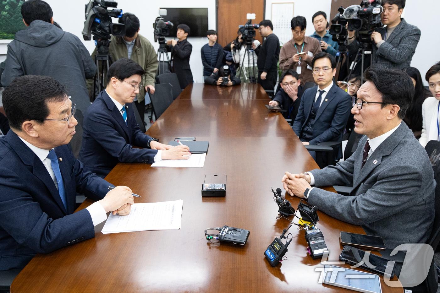 본문 이미지 - 김민석 국무총리가 12일 서울 여의도 국회에서 신정훈 행정안전위원장을 비롯한 민주당 행안위원들과 행정통합 관련 입법 논의를 하고 있다. 2026.2.12 ⓒ 뉴스1 유승관 기자