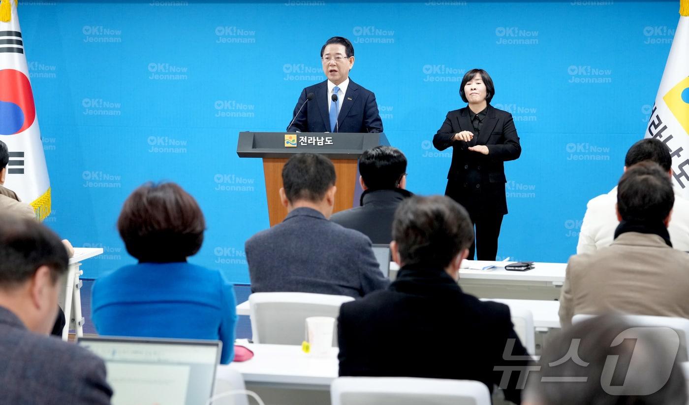 본문 이미지 - 김영록 전라남도지사가 12일 도청 브리핑룸에서 400만 전남광주통합특별시 실현을 위한 전남·광주 3+1축 산업 대부흥 비전을 발표하고 있다.(전남도 제공. 재판매 및 DB금지) 2026.2.12 ⓒ 뉴스1