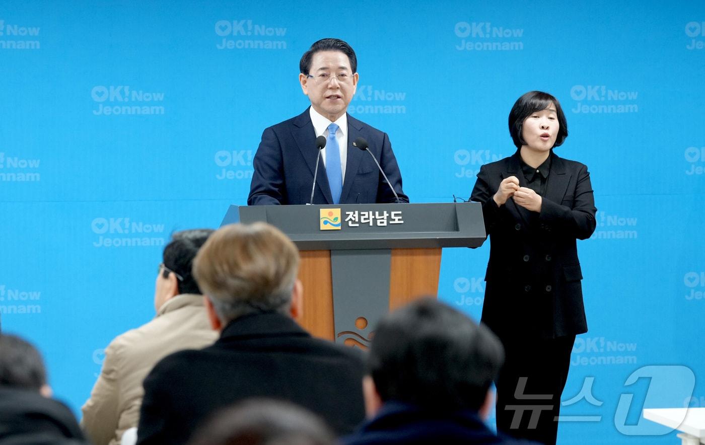 본문 이미지 - 김영록 전라남도지사가 12일 도청 브리핑룸에서 400만 전남광주통합특별시 실현을 위한 전남·광주 3+1축 산업 대부흥 비전을 발표하고 있다.(전남도 제공. 재판매 및 DB금지) 2026.2.12 ⓒ 뉴스1 전원 기자