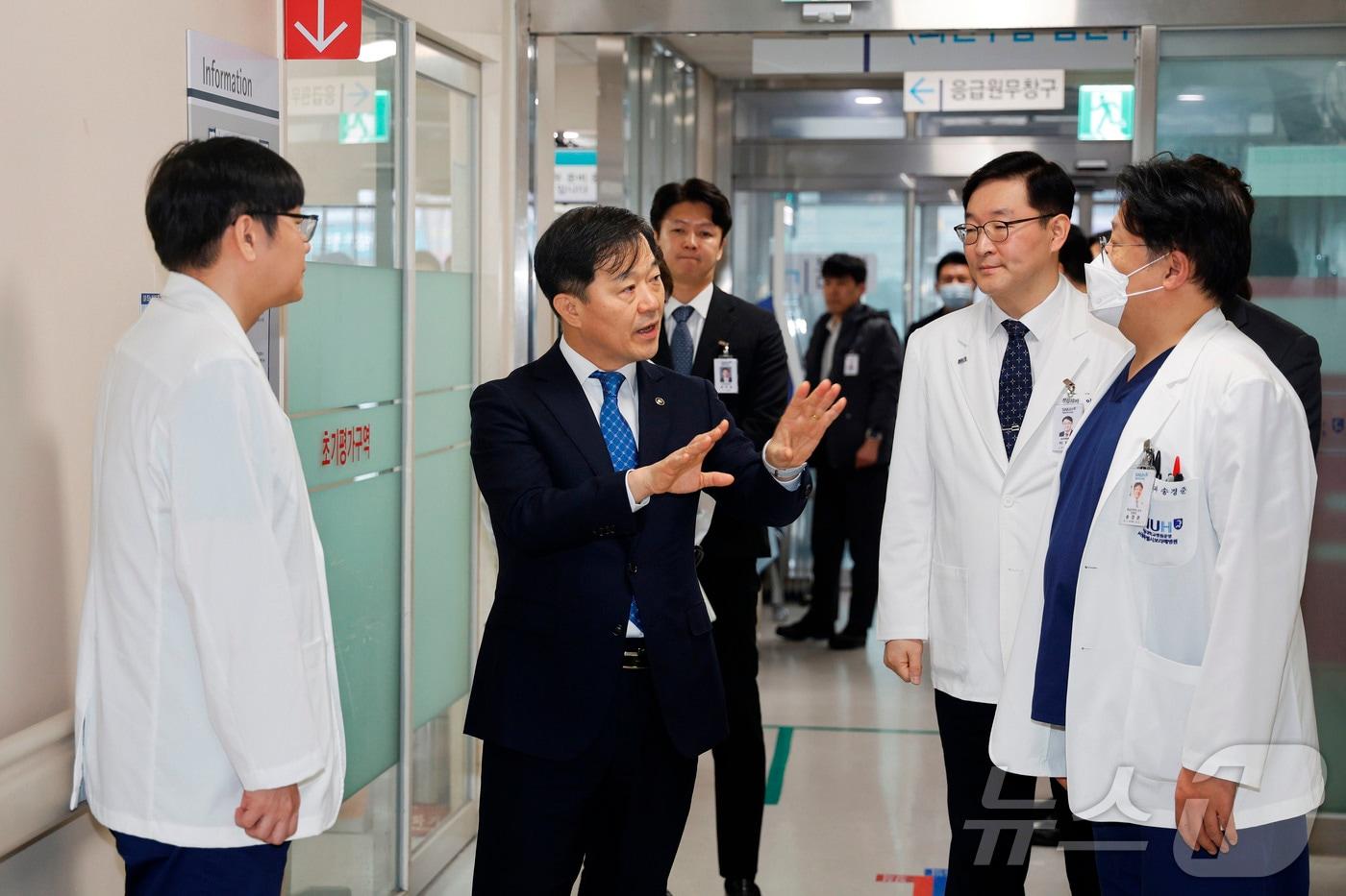 본문 이미지 - 이형훈 보건복지부 제2차관이 12일 오전 서울 동작구 서울보라매병원을 방문해 설 연휴 대비 응급의료 현황을 관계자로부터 청취하고 있다. (보건복지부 제공. 재판매 및 DB 금지)