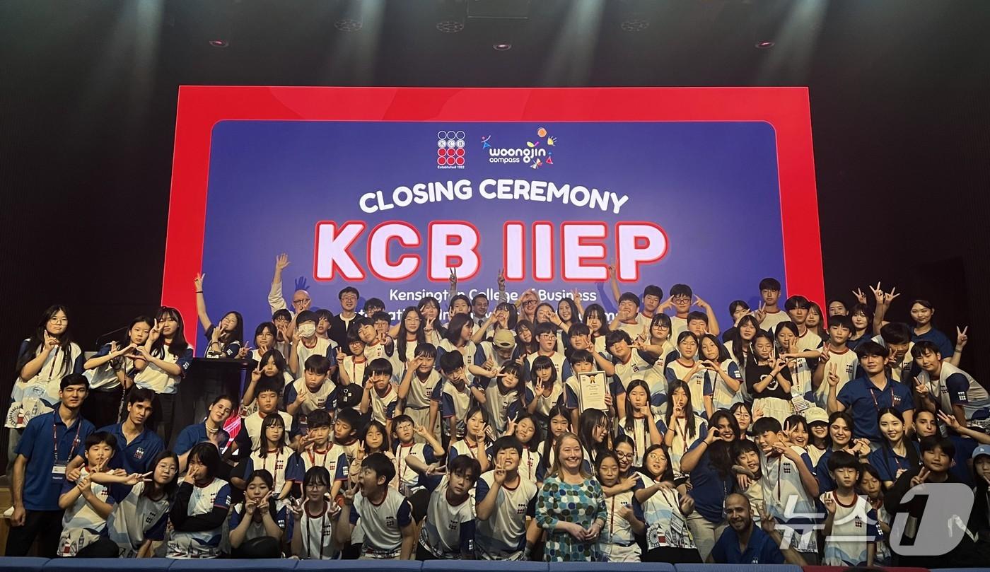 본문 이미지 - 웅진씽크빅의 자회사인 글로벌 영어교육 전문기업 웅진컴퍼스는 첫 해외 영어캠프인 켄싱턴대학교 브루나이 주니어 영어캠프를 성공적으로 마무리했다고 12일 밝혔다.