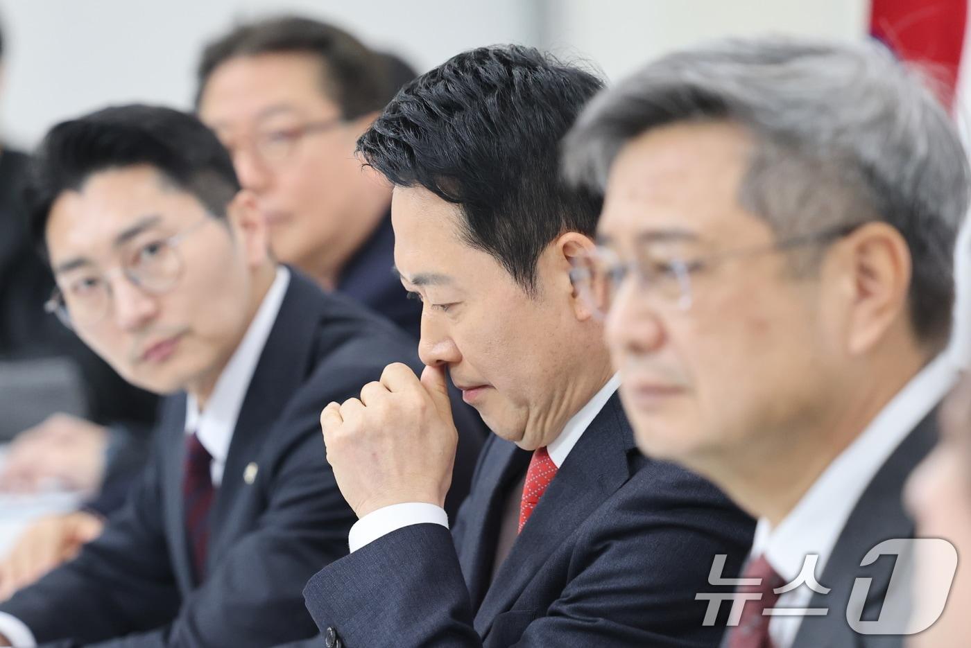 본문 이미지 - 장동혁 국민의힘 대표가 12일 서울 여의도 국회에서 이재명 대통령과 청와대 오찬에 불참하기로 결정한 뒤 입장을 밝히기 전 얼굴을 만지고 있다. 2026.2.12 ⓒ 뉴스1 이승배 기자