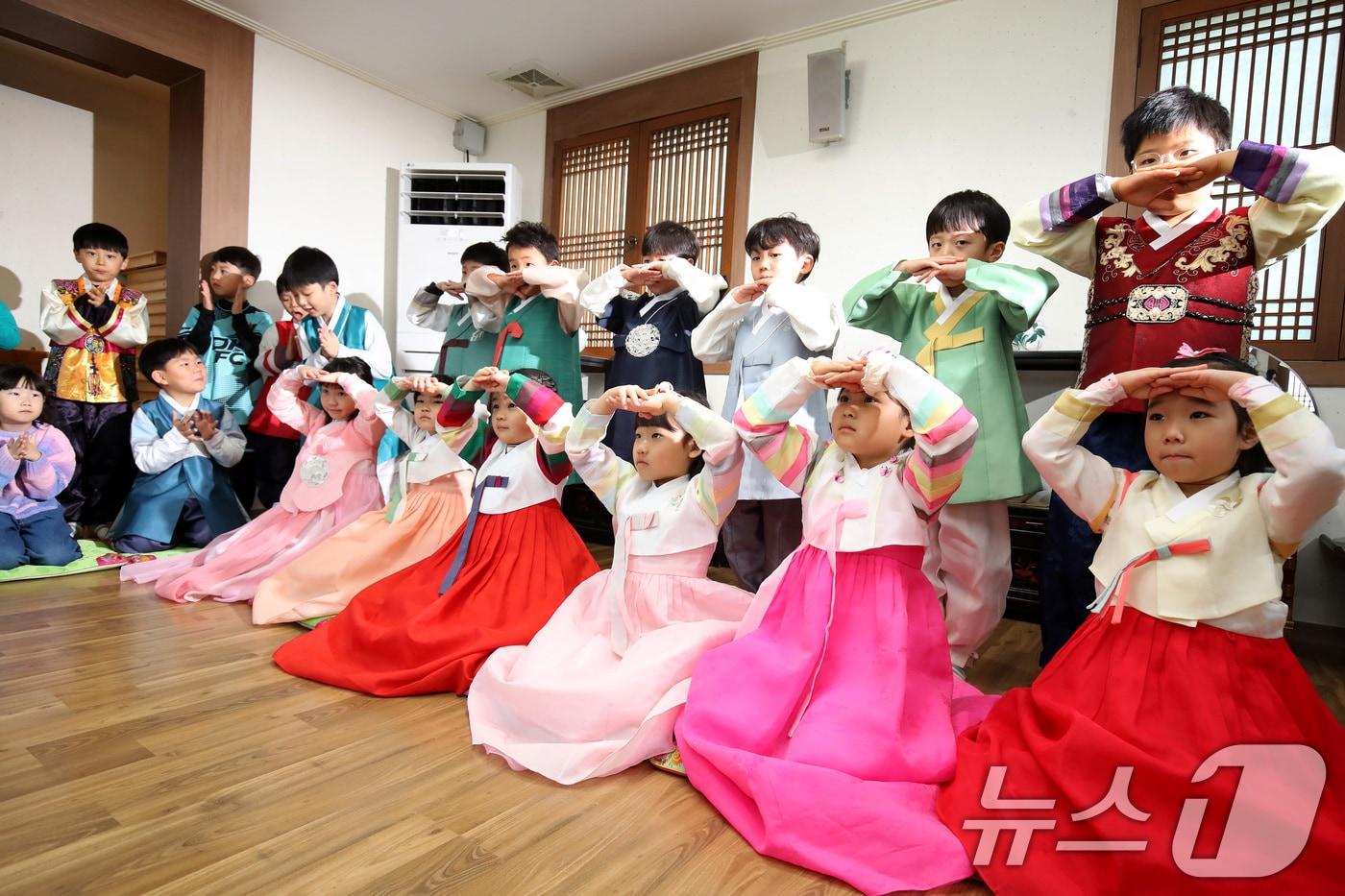 본문 이미지 - 설 연휴를 앞두고 대원유치원에서 한복을 곱게 차려입은 어린이들이 세배하는 법을 배우고 있다. 2026.2.12 ⓒ 뉴스1 공정식 기자