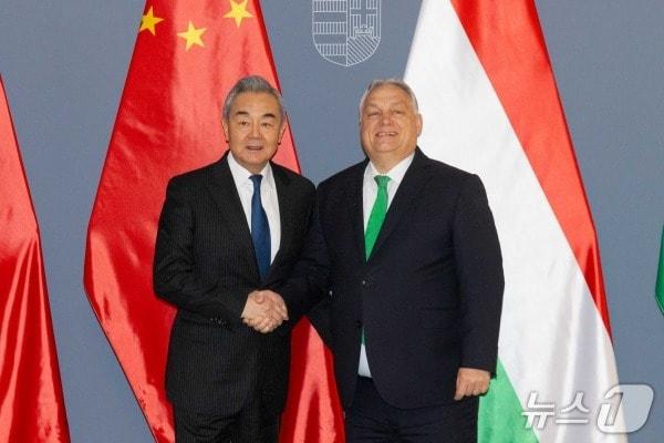 본문 이미지 - 왕이 중국 외교부장이 11일(현지시간) 헝가리 부타페스트에서 빅토르 오르반 헝가리 총리와 만났다. (사진출처=중국 외교부 홈페이지)