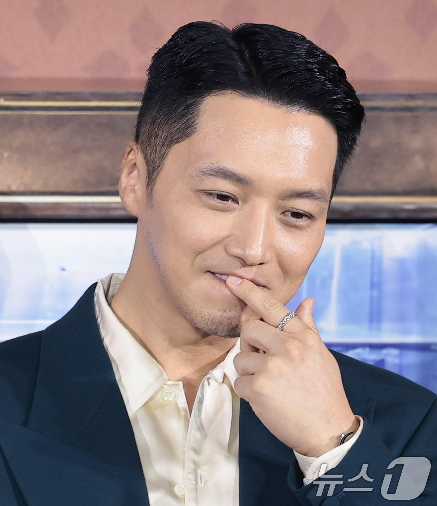 본문 이미지 - 배우 변요한이 12일 오전 서울 강남구 코엑스 메가박스에서 열린 넷플릭스 영화 '파반느' 제작보고회에 참석해 문상민과의 키스신 질문을 받고 있다. '파반느'는 마음의 문을 닫고 살아가던 세 사람이 서로에게 빛이 되어주며 삶과 사랑을 마주하게 되는 영화이다. 2026.2.12 ⓒ 뉴스1 권현진 기자